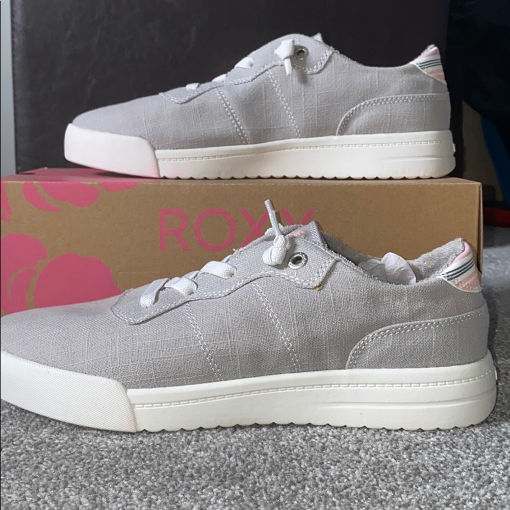 NIB Roxy Canvas Sneakers